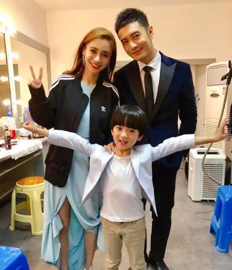 angelababy和小海绵被偶遇