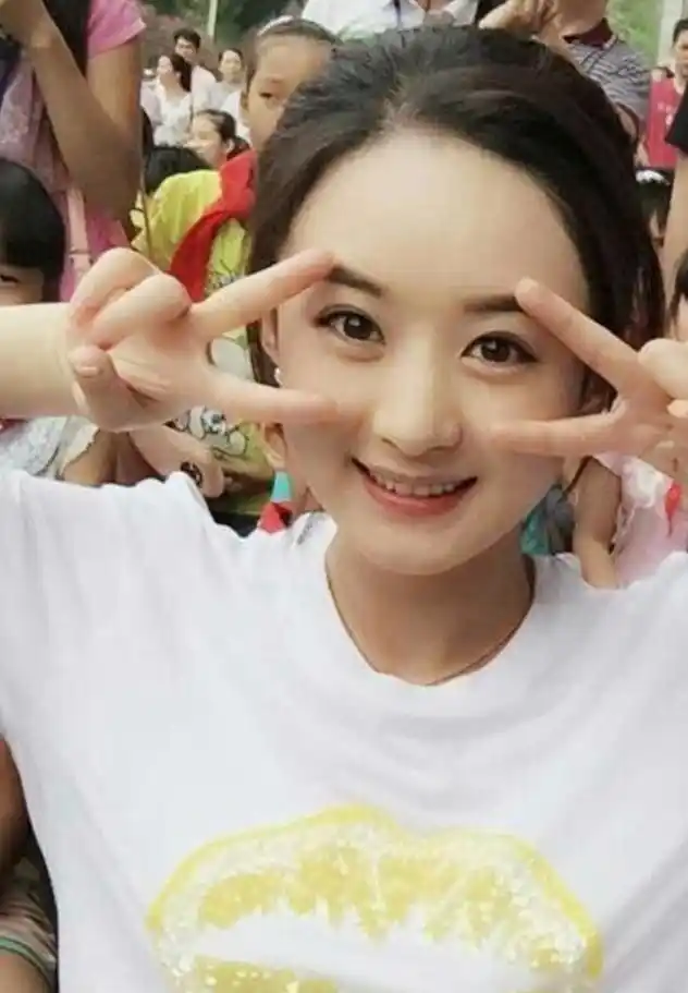 赵丽颖,自拍剪刀手萌出新高度,网友:美的无法直视!