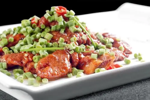 p data-id="gnyxzfyd3f">热菜,一是指有一定温度的菜品,如刚做好上桌