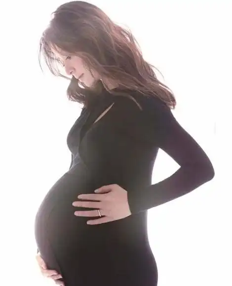 新闻客户端卓伟之前还在说人家baby是代孕  今天就被黄晓明晒孕照打脸