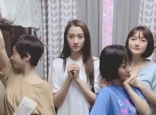 关晓彤晒室友合照,"乔英子"竟在其中,网友:原来她俩是姐妹?