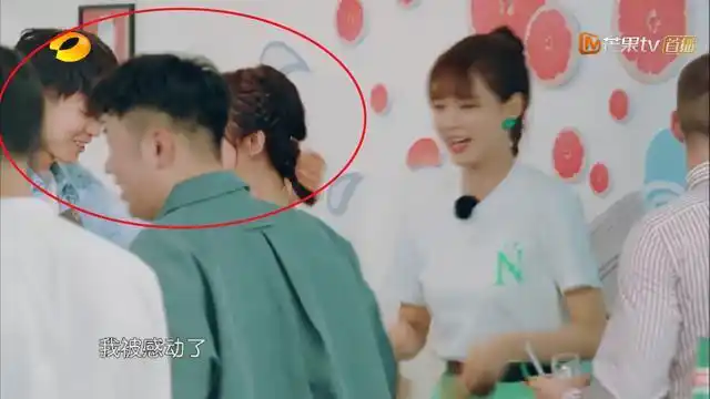 绿美瞳绿裙子绿耳环王俊凯拥抱杨紫一幕太美好