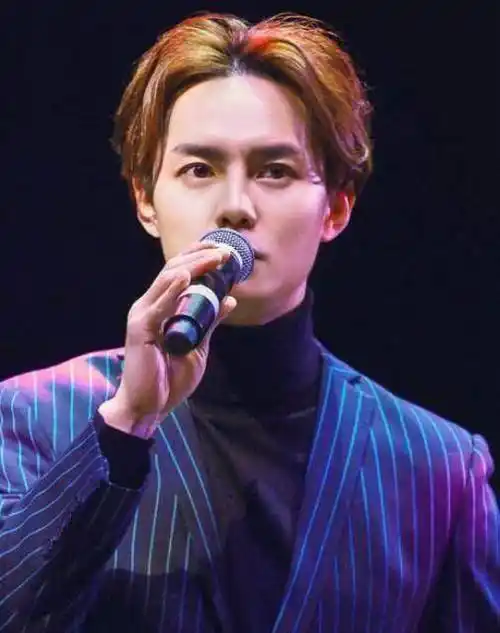 从歌手跨行当演员,当过郭京飞助理,三次合作沈腾走红_尹正_话剧_角色