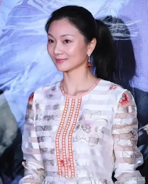 这一传闻源自他的妻子陈婷放弃了"张艺谋妻子"的身份,让人不禁对婚姻