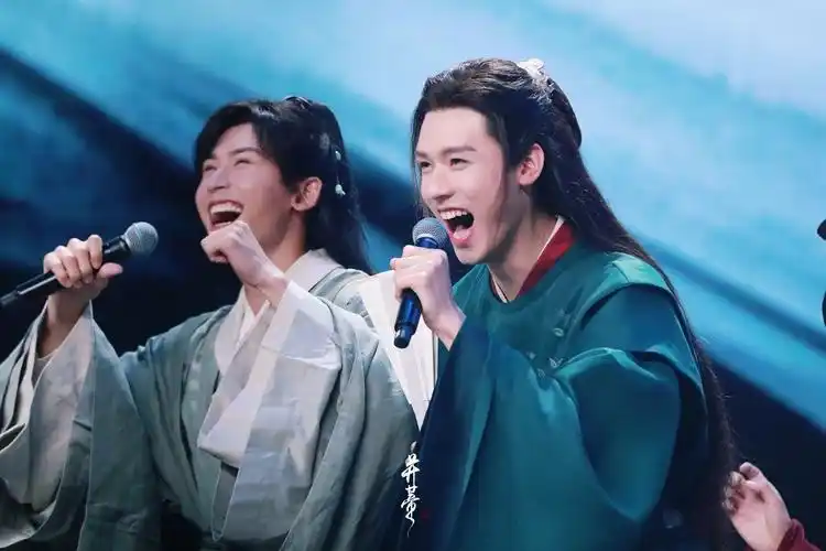 猫猫逗狗勾(图源浪浪钉超话的菩萨站姐——蒂妹)