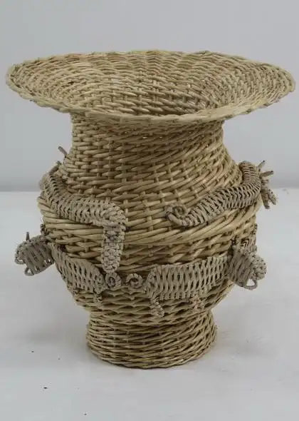 简介徐治合市级"黄岗柳编"传承人徐治合简介:1965年3月出生,阜南县人