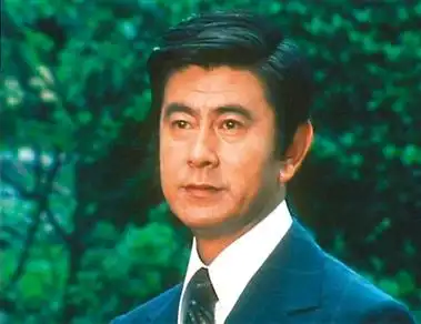 可以"退居"成家庭主妇,日本男演员则只有一条路可以走,那就是坚守