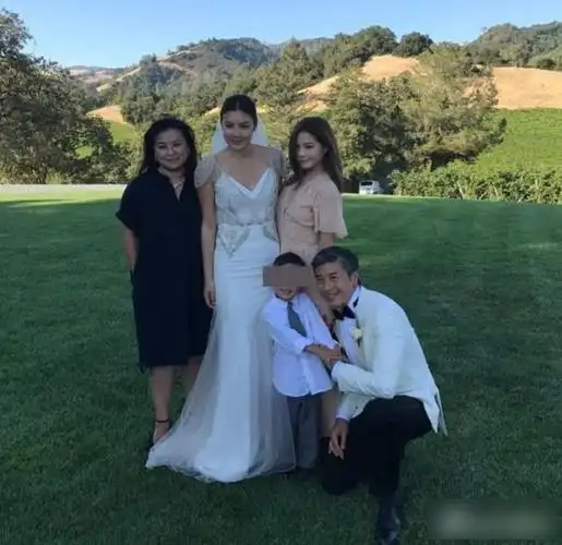 10月6日,刚刚度完蜜月不久的乐基儿首度分享与富豪老公lan婚纱照并