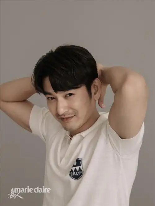 袁文康2019开年杂志封面 素颜依旧颜值在线!