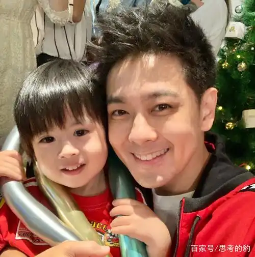 林志颖夫妇为双胞胎儿子庆生,生日蛋糕有特点,一直幸福下去!