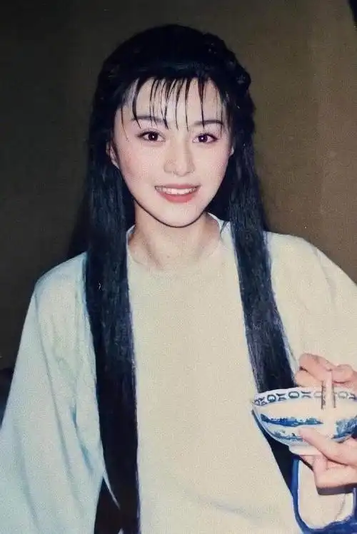 范冰冰20岁旧照曝光,青涩又灵动太好看了,不愧"颜值天花板"!