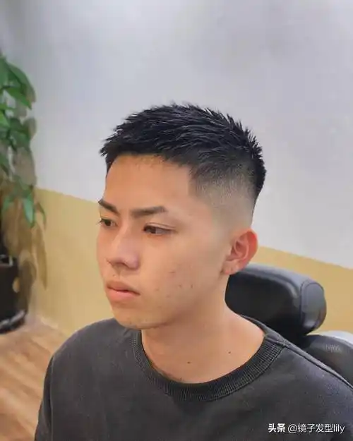 男人过了 35 岁,两侧铲短发型