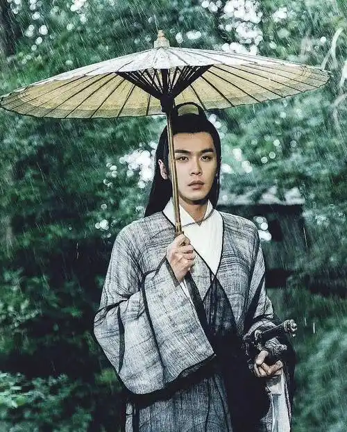 这部剧的卡司阵容,真的是星光熠熠,除了张若昀挑大梁,还有李庚希这样