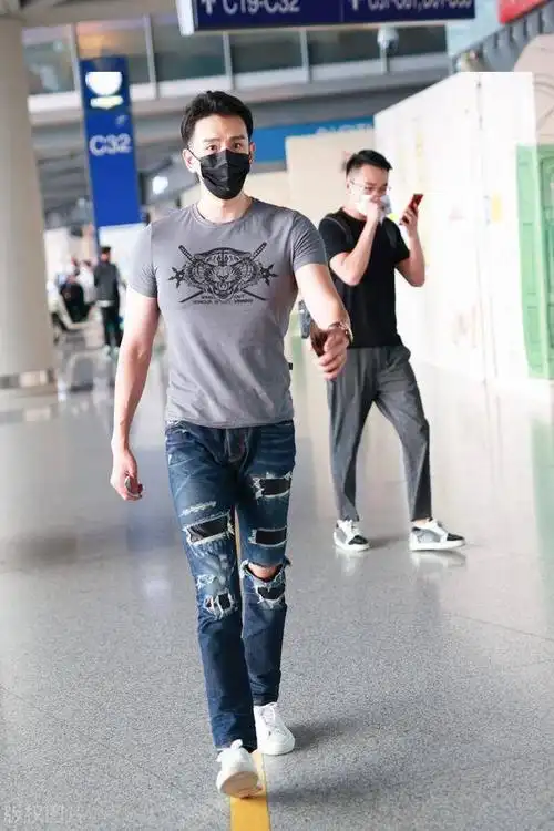 经超一袭灰色紧身短袖大秀腹肌,大长腿气场很强_新片