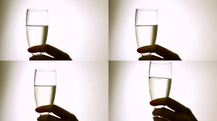 喝酒酒吧夜店倒酒调酒调酒师白酒倒白酒白酒杯玻璃杯一杯酒 一个人