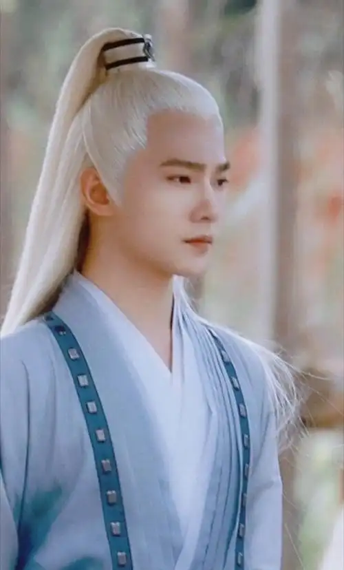 《且试天下》同样是2021新开拍的古装剧,杨洋被路透白发造型,他真的是