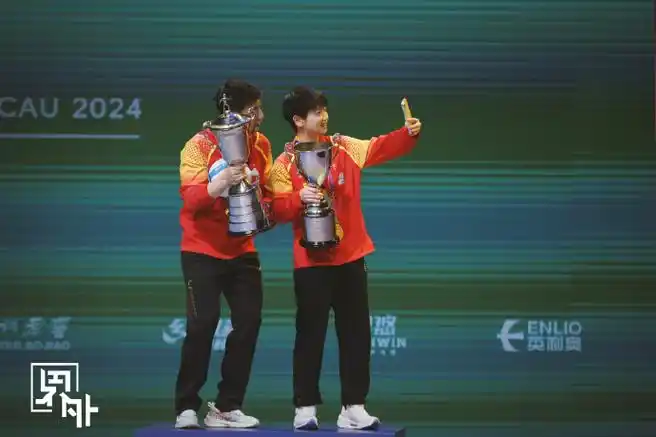 马龙孙颖莎合影