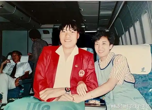 谁能想到郑海霞竟然天生就有着打篮球的天赋,外加上自己的身高优势