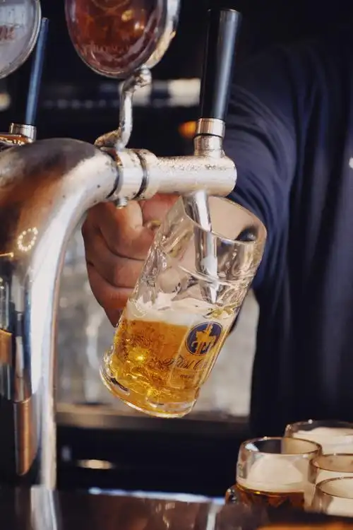 爵士是壹三零八酿酒技术(北京)有限公司旗下品牌,卡尔爵士主营啤酒