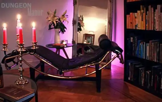 但是伊芙琳说当地居民很难看到这个俱乐部里面发生了什么,因为在外面