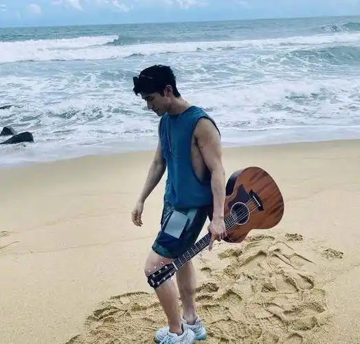 34岁李治廷自爆颈椎已经60岁,网友:快别让他自虐了_脖子_好身材_肌肉