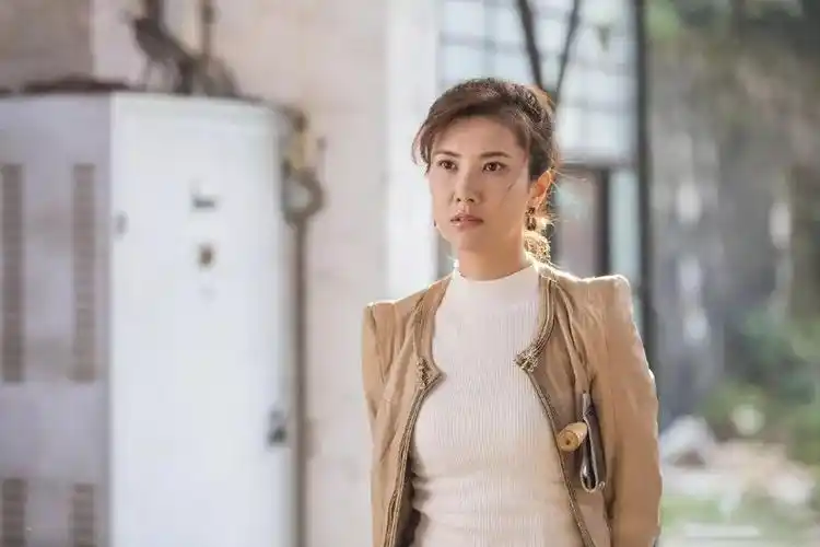 出任女一号四姐的演员,是曾在《正阳门下》中出演女主角的边潇潇.