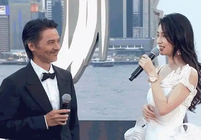 74岁洪金宝荣获终身奖,刘嘉玲代替丈夫领奖_杨颖_连衣裙_梁朝伟