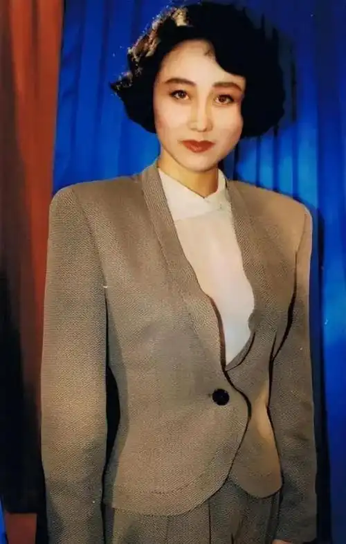 人间尤物利智一支舞俘获66岁赌王李连杰甘愿为她卖身还债