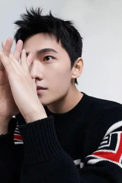 杨洋黑色印花毛衣造型##杨洋直播状态