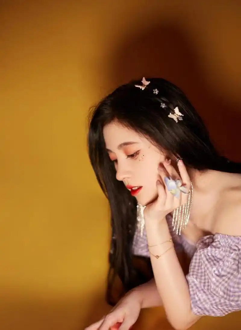 鞠婧祎紫色格子裙仙气写真图片