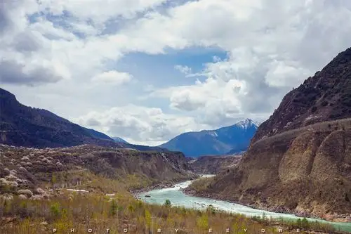 西藏林芝圣山脚下流淌人间烟火不负等待光耀南迦巴瓦