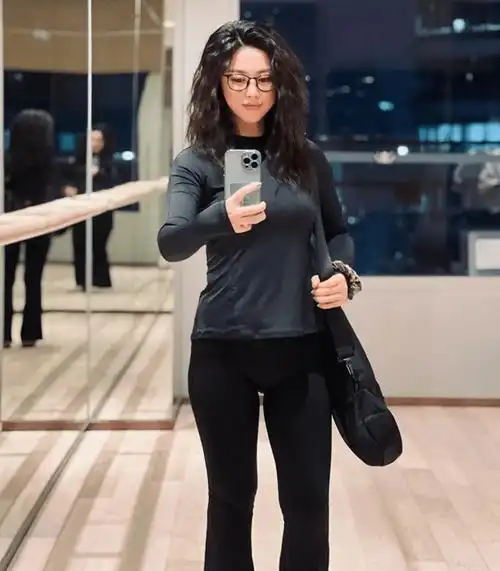 朱珠身材并不好而且体重也不轻但穿紧身裤就很健康自信的美