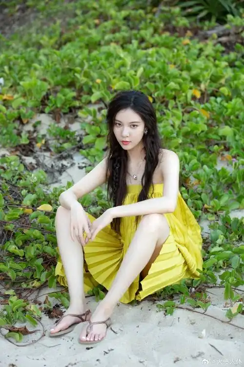 宋妍霏光脚丫美图合集