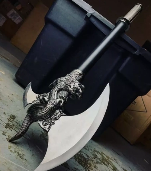 三件外形怪异的冷兵器,长相丑陋却具备神力,竟能直接斩杀丧尸