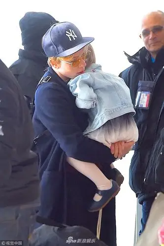 斯嘉丽抱女儿趴肩头温柔照看