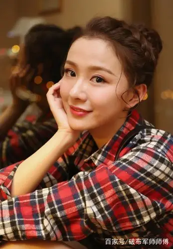 90后女演员,拥有标准瓜子脸,宽额头,薄薄的嘴唇,长相十分清纯