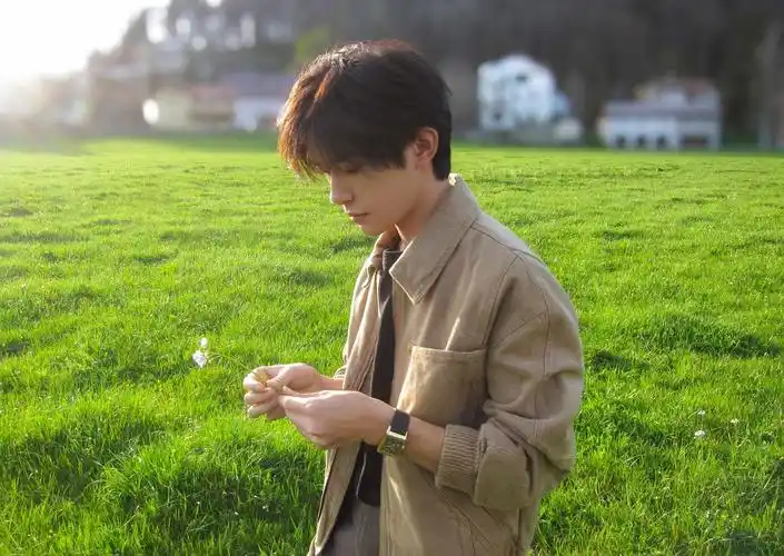 240916 易烊千玺七周年青春唯美瞬间,引发粉丝热烈祝福