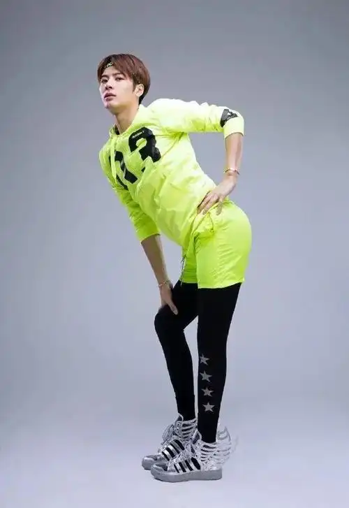 惨遭全网抵制一整年的绿茶装王嘉尔宣美现在居然抢着穿