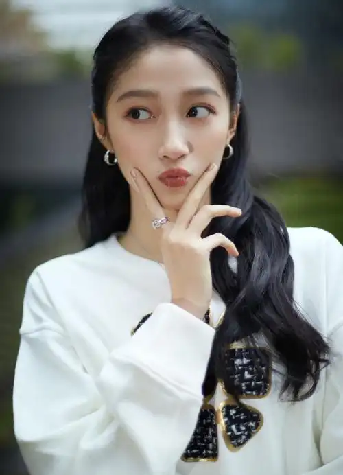 关晓彤穿白衣黑裙拍写真 花式卖萌长腿抢镜