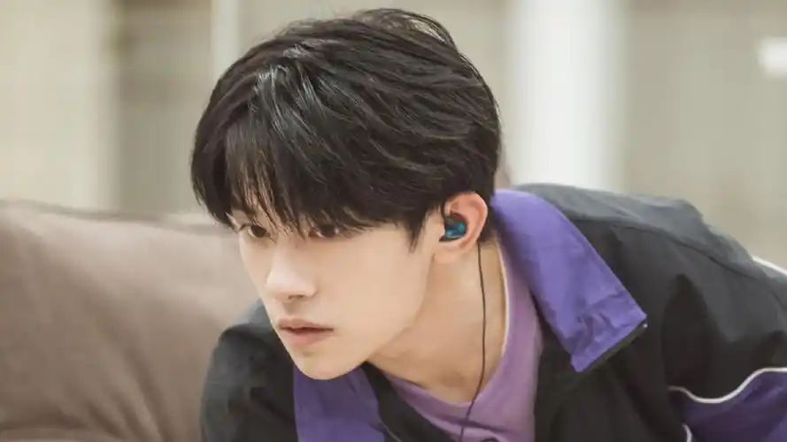 易烊千玺紫色拼接运动套装休闲迷人写真