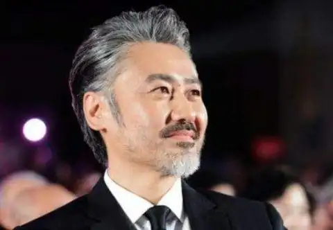 娱乐圈留胡子的四位男明星,胡歌沧桑霸气,吴亦凡大玩硬汉颓废风