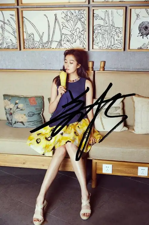 6寸关晓彤 亲笔签名照片新款热门宣传照签名287号