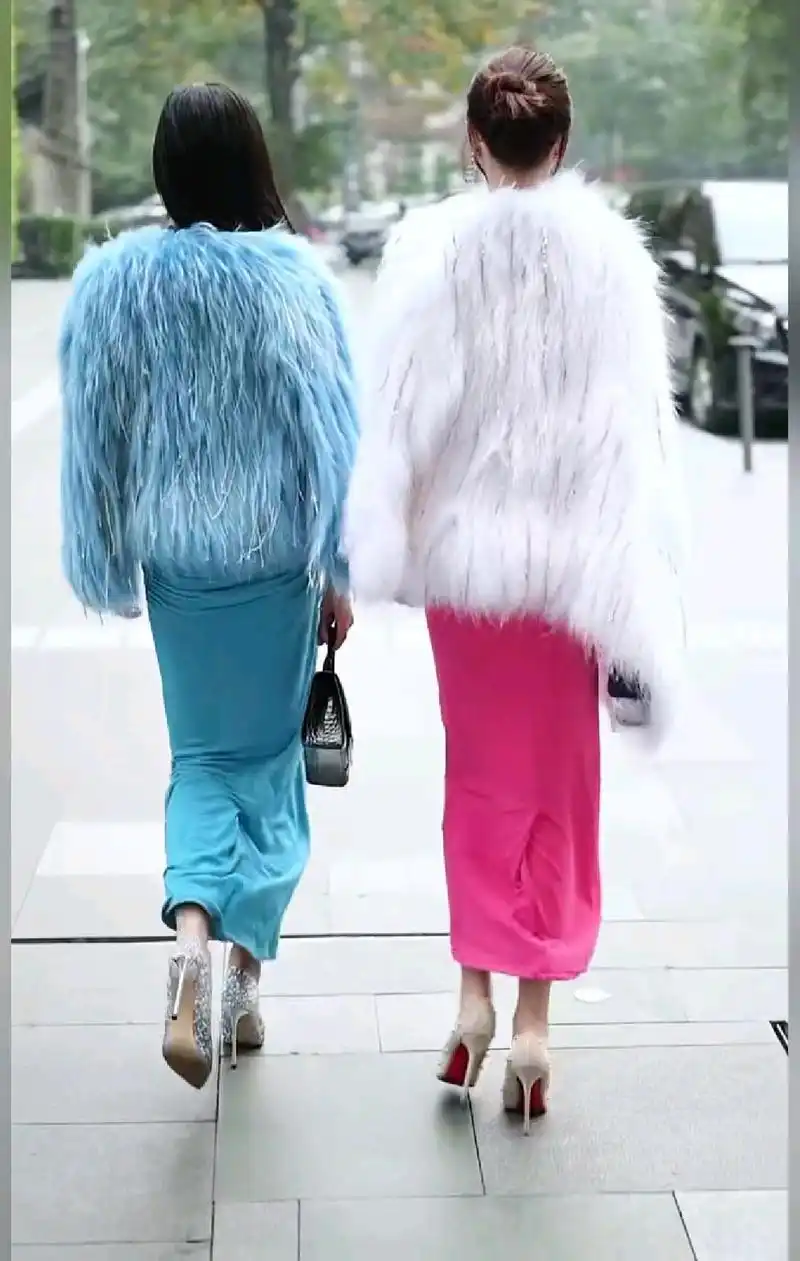 两个闺蜜逛街,从背影看你更喜欢谁