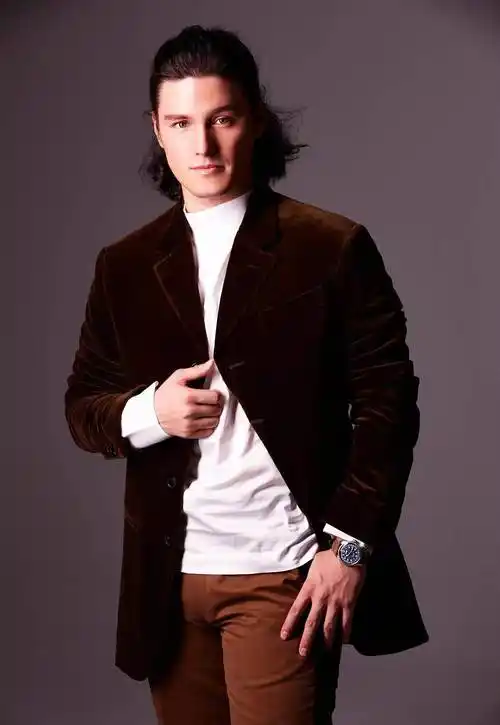 脸上皱纹横生显老态,混血型男变"小老头"_周厚安_吴姗儒_节目