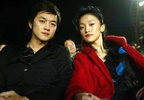 结婚六年,丈夫国外亲密照的流出,周迅的婚姻最终也露馅了_窦鹏_父母