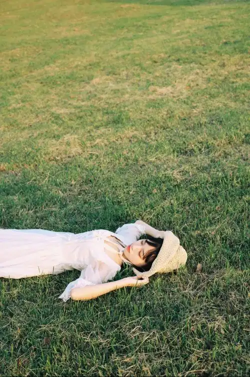 草地拍照,学会这些拍照技巧,草地拍照也超好看