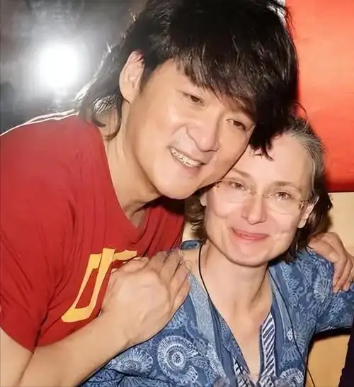 周华健不仅儿子显老,外国妻子也老得厉害,经常被人嘲笑是母子关系.