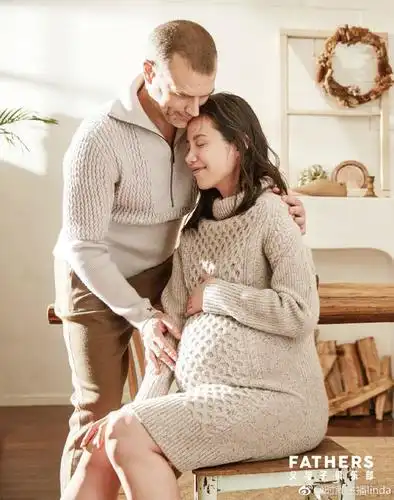 看看对比照片,怀孕前的肚子,腰细的都凹进去了,还有紧致的马甲线.