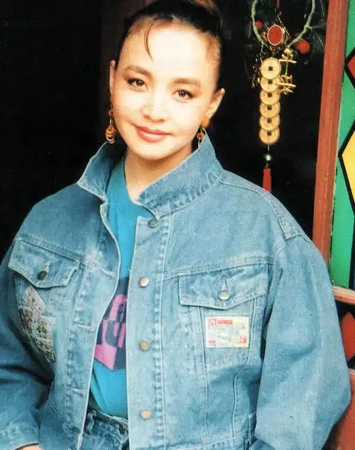 不要看如今的宋丹丹不修边幅,当年的她,漂亮连到倪萍都被比下去