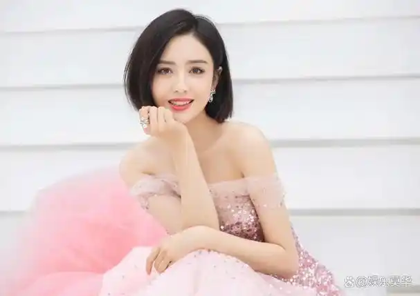 作为圈内闻名的"异国美人",佟丽娅的五官非常深邃.